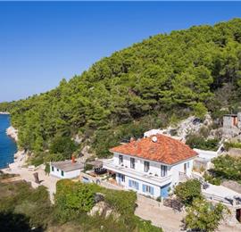 6 Bedroom villa with infinity pool set in a stunning bay near Hvar town on Hvar Island sleeps 10-12